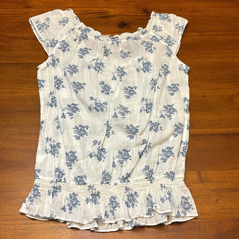 Abercrombie & Fitch white cap sleeve blouse with blue flowers. Size S - Picture 4 of 4